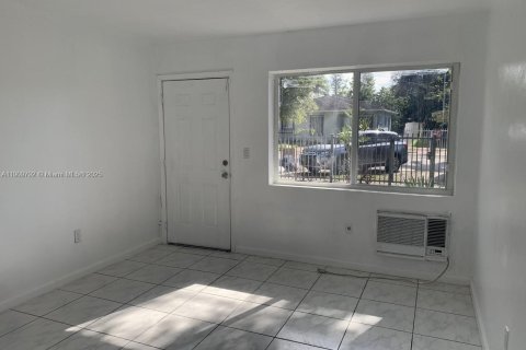 Commercial property in Miami, Florida 113.71 sq.m. № 1965457 - photo 12