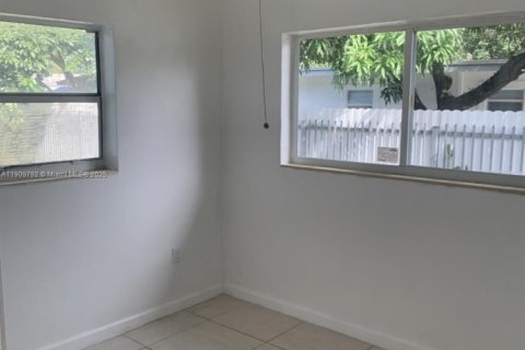 Commercial property in Miami, Florida 113.71 sq.m. № 1965457 - photo 8