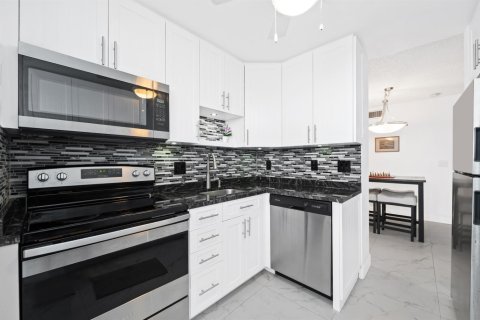 Condo in Pompano Beach, Florida, 2 bedrooms № 2147216 - photo 2