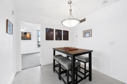 Condo in Pompano Beach, Florida, 2 bedrooms № 2147216 - photo 7