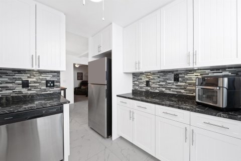 Condo in Pompano Beach, Florida, 2 bedrooms № 2147216 - photo 3