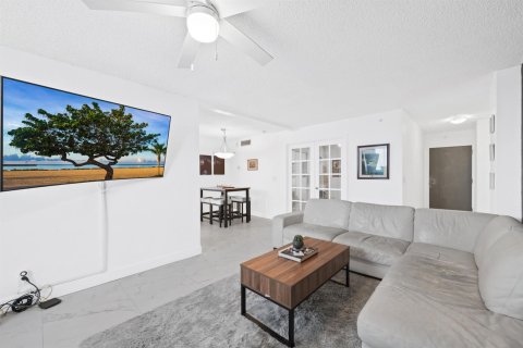 Condo in Pompano Beach, Florida, 2 bedrooms № 2147216 - photo 5