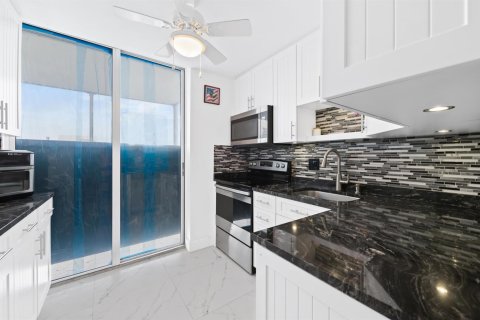 Condo in Pompano Beach, Florida, 2 bedrooms № 2147216 - photo 4