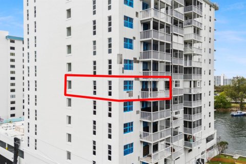 Condo in Pompano Beach, Florida, 2 bedrooms № 2147216 - photo 26