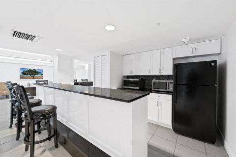 Condo in Pompano Beach, Florida, 2 bedrooms № 2147216 - photo 20