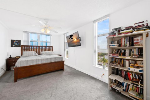 Condo in Pompano Beach, Florida, 2 bedrooms № 2147216 - photo 12