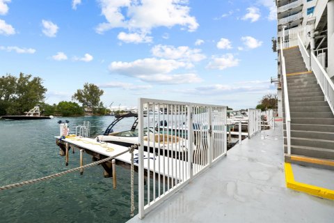Condo in Pompano Beach, Florida, 2 bedrooms № 2147216 - photo 25