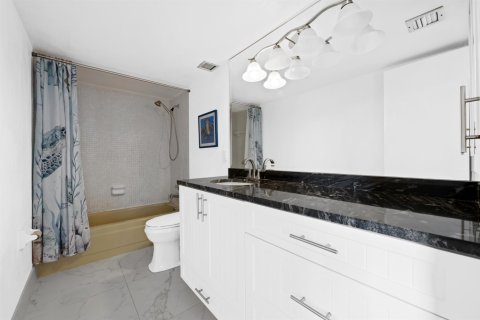 Condo in Pompano Beach, Florida, 2 bedrooms № 2147216 - photo 11