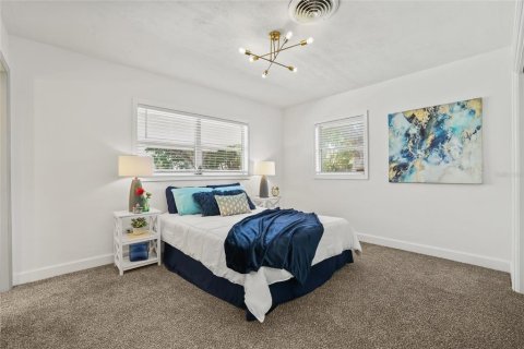 House in Saint Petersburg, Florida 4 bedrooms, 147.16 sq.m. № 1893928 - photo 24