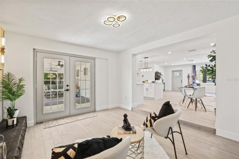 House in Saint Petersburg, Florida 4 bedrooms, 147.16 sq.m. № 1893928 - photo 22