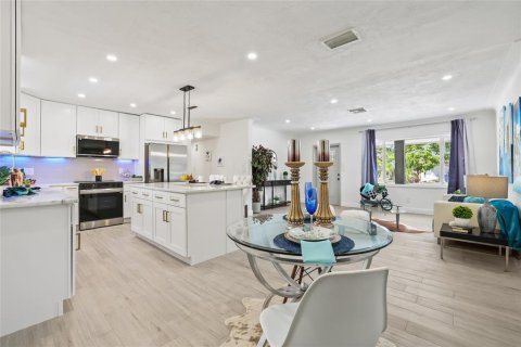 House in Saint Petersburg, Florida 4 bedrooms, 147.16 sq.m. № 1893928 - photo 20