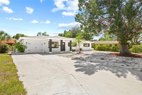 House in Saint Petersburg, Florida 4 bedrooms, 147.16 sq.m. № 1893928 - photo 2
