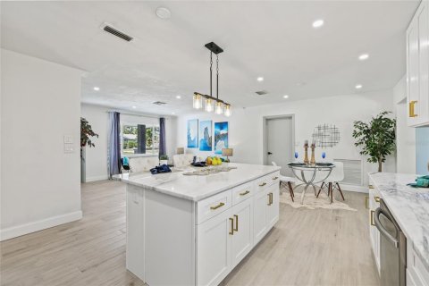 House in Saint Petersburg, Florida 4 bedrooms, 147.16 sq.m. № 1893928 - photo 15