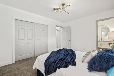 House in Saint Petersburg, Florida 4 bedrooms, 147.16 sq.m. № 1893928 - photo 25