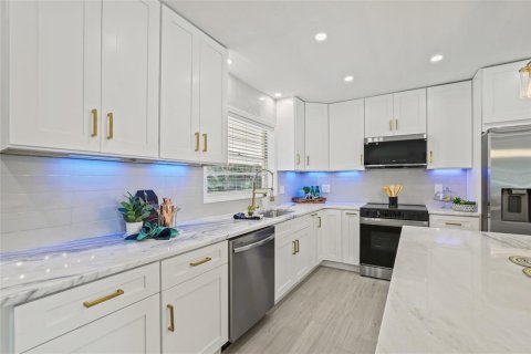 House in Saint Petersburg, Florida 4 bedrooms, 147.16 sq.m. № 1893928 - photo 18