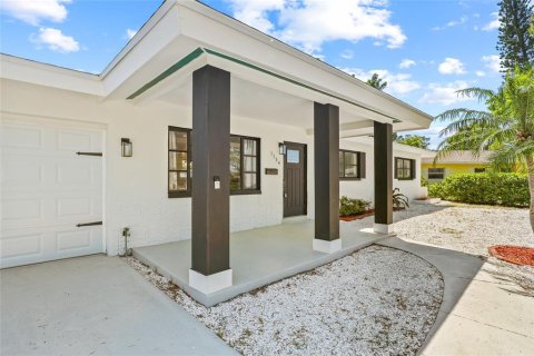 House in Saint Petersburg, Florida 4 bedrooms, 147.16 sq.m. № 1893928 - photo 7