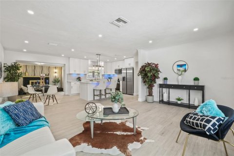 House in Saint Petersburg, Florida 4 bedrooms, 147.16 sq.m. № 1893928 - photo 10