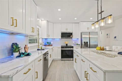 House in Saint Petersburg, Florida 4 bedrooms, 147.16 sq.m. № 1893928 - photo 17