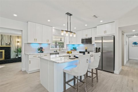 House in Saint Petersburg, Florida 4 bedrooms, 147.16 sq.m. № 1893928 - photo 12
