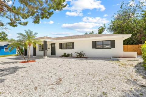 House in Saint Petersburg, Florida 4 bedrooms, 147.16 sq.m. № 1893928 - photo 6