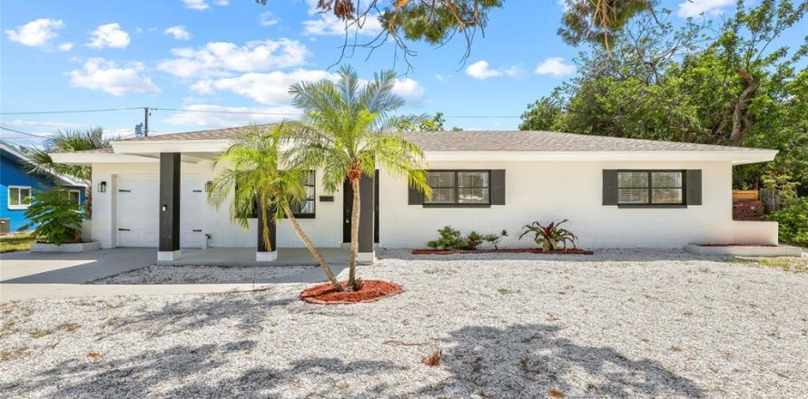 House in Saint Petersburg, Florida 4 bedrooms, 147.16 sq.m. № 1893928