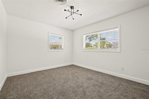 House in Saint Petersburg, Florida 4 bedrooms, 147.16 sq.m. № 1893928 - photo 28