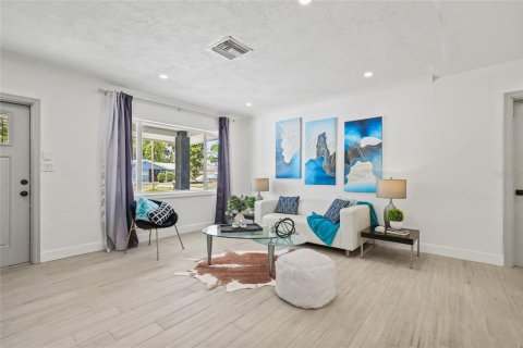 House in Saint Petersburg, Florida 4 bedrooms, 147.16 sq.m. № 1893928 - photo 11