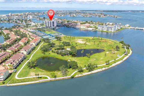 Condo à Treasure Island, Floride, 2 chambres  № 2399477