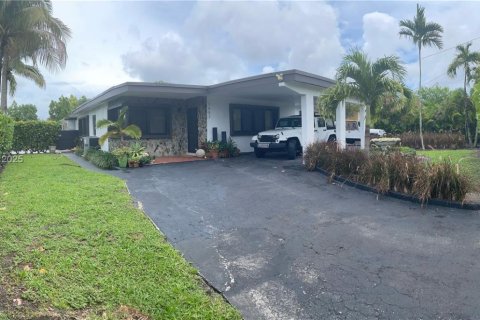 House in Miami, Florida 4 bedrooms, 233.93 sq.m. № 1965592 - photo 1