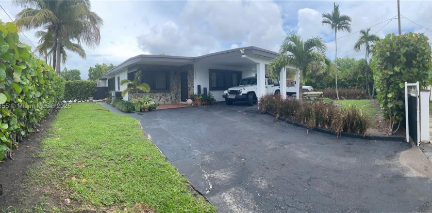 House in Miami, Florida 4 bedrooms, 233.93 sq.m. № 1965592