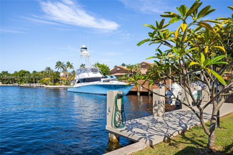 House in Fort Lauderdale, Florida 4 bedrooms, 537.35 sq.m. № 2013102 - photo 4