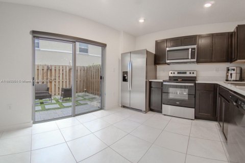 Снять в аренду таунхаус в Флорида-Сити, Флорида 2 спальни, 112.23м2, № 1945240 - фото 18