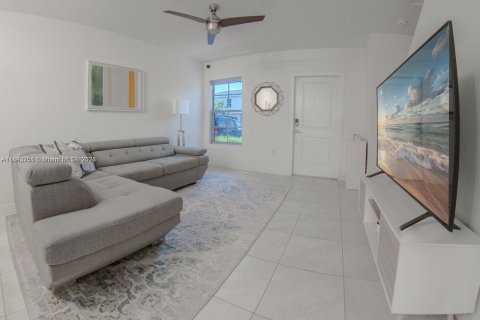 Снять в аренду таунхаус в Флорида-Сити, Флорида 2 спальни, 112.23м2, № 1945240 - фото 6