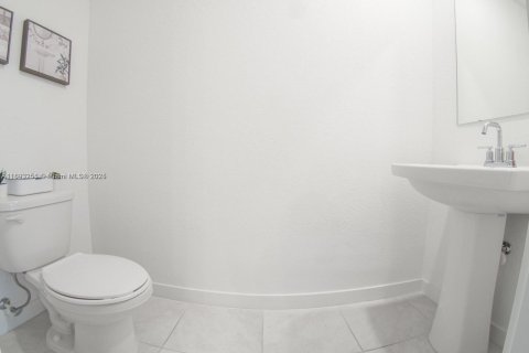 Снять в аренду таунхаус в Флорида-Сити, Флорида 2 спальни, 112.23м2, № 1945240 - фото 12