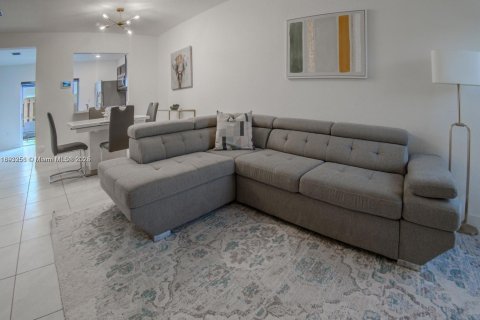 Снять в аренду таунхаус в Флорида-Сити, Флорида 2 спальни, 112.23м2, № 1945240 - фото 4