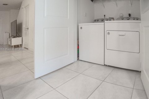 Снять в аренду таунхаус в Флорида-Сити, Флорида 2 спальни, 112.23м2, № 1945240 - фото 15