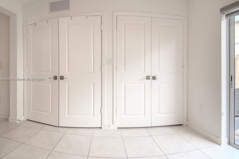 Снять в аренду таунхаус в Флорида-Сити, Флорида 2 спальни, 112.23м2, № 1945240 - фото 16