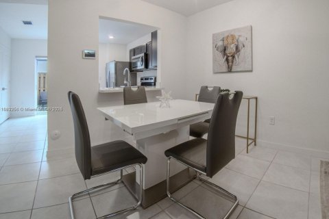 Снять в аренду таунхаус в Флорида-Сити, Флорида 2 спальни, 112.23м2, № 1945240 - фото 8