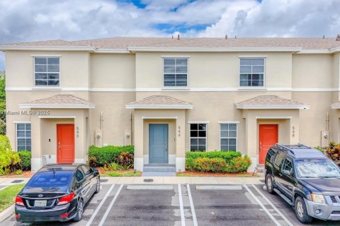 Снять в аренду таунхаус в Флорида-Сити, Флорида 2 спальни, 112.23м2, № 1945240 - фото 1