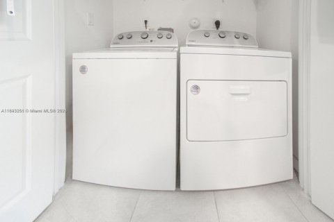 Снять в аренду таунхаус в Флорида-Сити, Флорида 2 спальни, 112.23м2, № 1945240 - фото 14