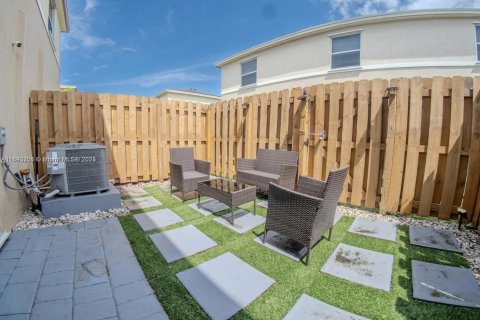 Снять в аренду таунхаус в Флорида-Сити, Флорида 2 спальни, 112.23м2, № 1945240 - фото 13