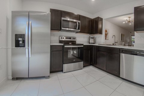 Снять в аренду таунхаус в Флорида-Сити, Флорида 2 спальни, 112.23м2, № 1945240 - фото 17