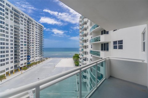Copropriété à louer à Hollywood, Floride: 1 chambre, 84.63 m2 № 2168776 - photo 3