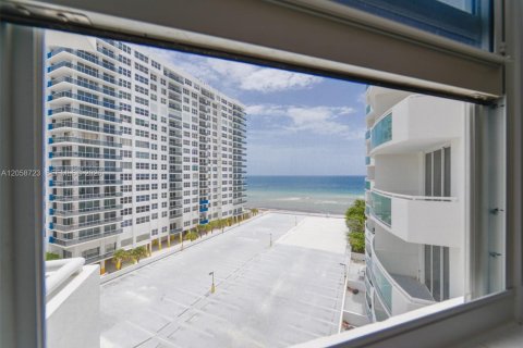 Copropriété à louer à Hollywood, Floride: 1 chambre, 84.63 m2 № 2168776 - photo 16