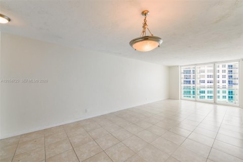 Copropriété à louer à Hollywood, Floride: 1 chambre, 84.63 m2 № 2168776 - photo 4
