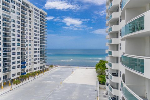 Copropriété à louer à Hollywood, Floride: 1 chambre, 84.63 m2 № 2168776 - photo 2