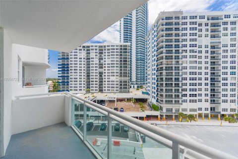 Copropriété à louer à Hollywood, Floride: 1 chambre, 84.63 m2 № 2168776 - photo 21