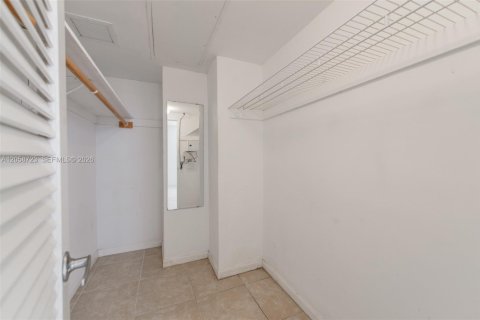 Copropriété à louer à Hollywood, Floride: 1 chambre, 84.63 m2 № 2168776 - photo 17