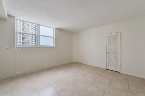 Copropriété à louer à Hollywood, Floride: 1 chambre, 84.63 m2 № 2168776 - photo 12