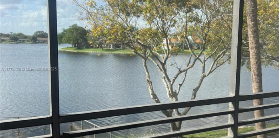 Condominio en Pembroke Pines, Florida, 2 dormitorios  № 1958163